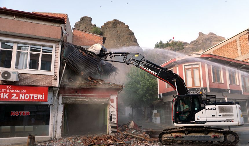 Osmancık’ta İbriktar Hazretleri Türbesi çevresindeki eski binalar yıkılıyor