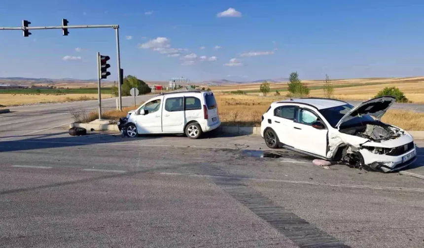Ölüm kavşağında yine kaza: 10 yaralı