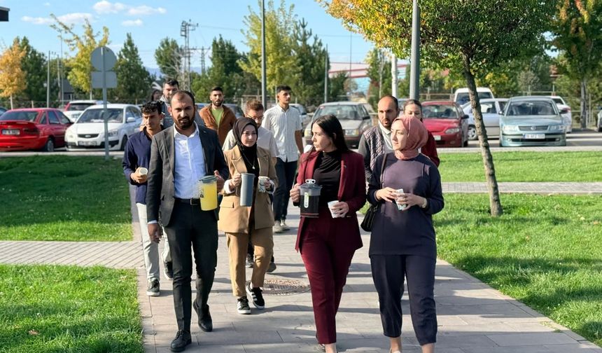 Ak Gençlik'ten piknik yapan vatandaşlara limonata ikramı