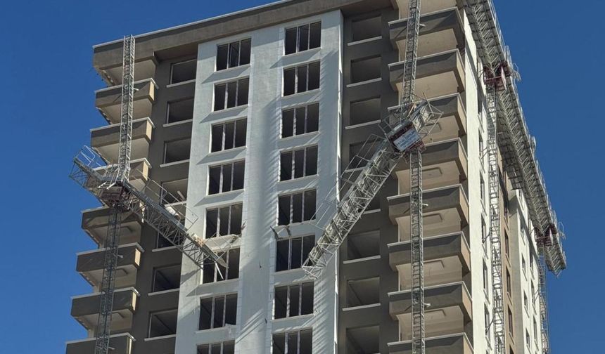 Yük asansöründen düşen 2 işçi öldü