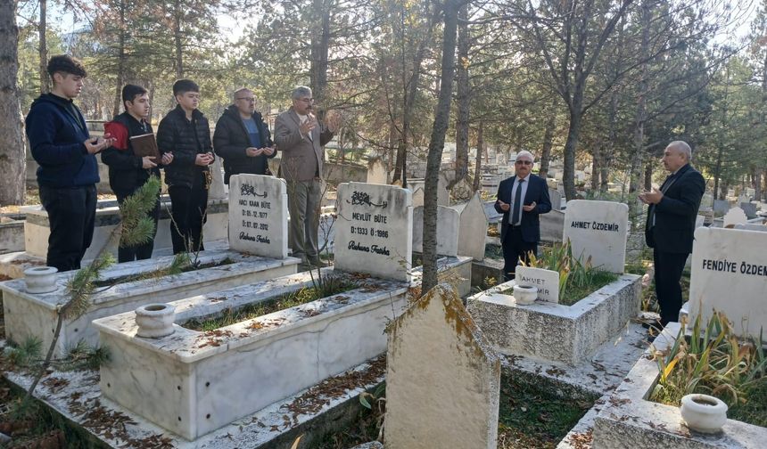 Vefat eden öğretmenler anıldı