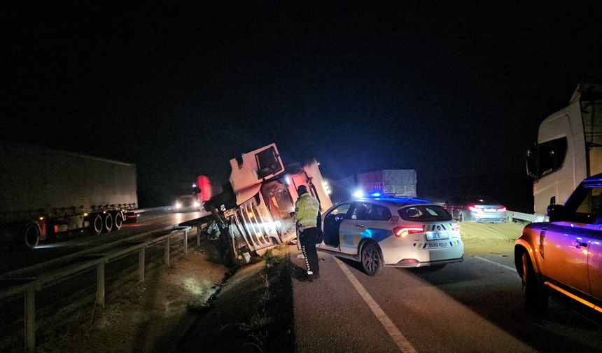 Yem yüklü TIR devrildi, trafik durdu
