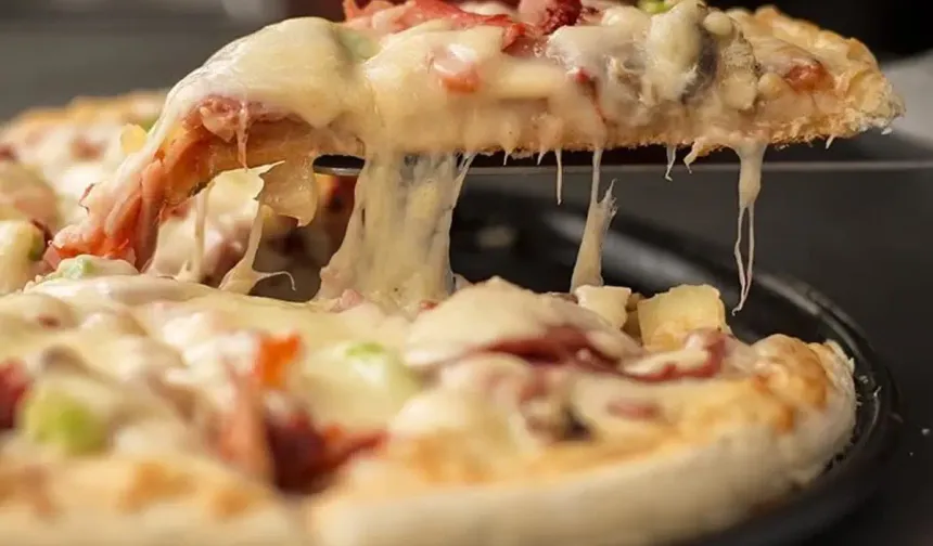 Yediği pizza canından etti!