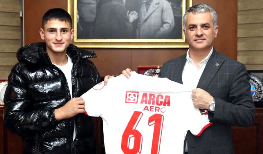 Atakan formayı Belediye Başkanı’na hediye etti