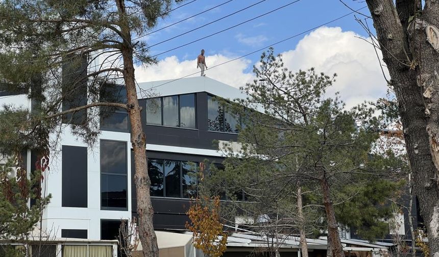 Yarı çıplak 3 saat ikna edilmeye çalışıldı