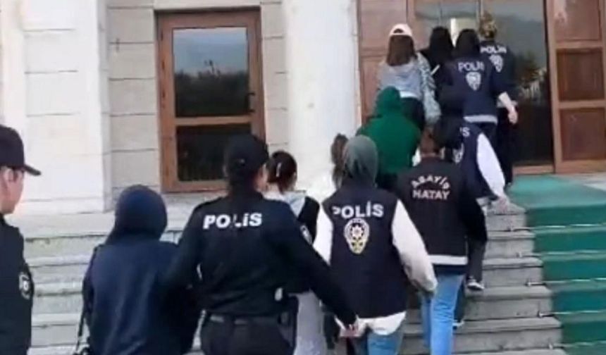 9  kadın gizli bölmeden çıktı