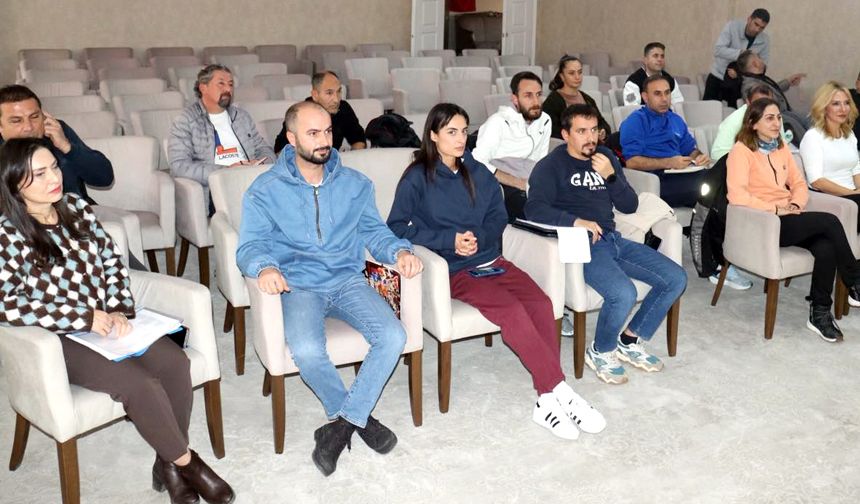 Yüzme antrenörleri ile toplantı