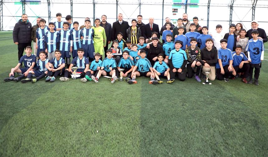 Alaca Belediyespor orta okullar futbol turnuvasında Alaca