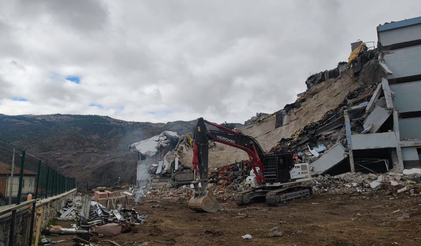 Çorum'da iş makinesi  son anda kurtuldu