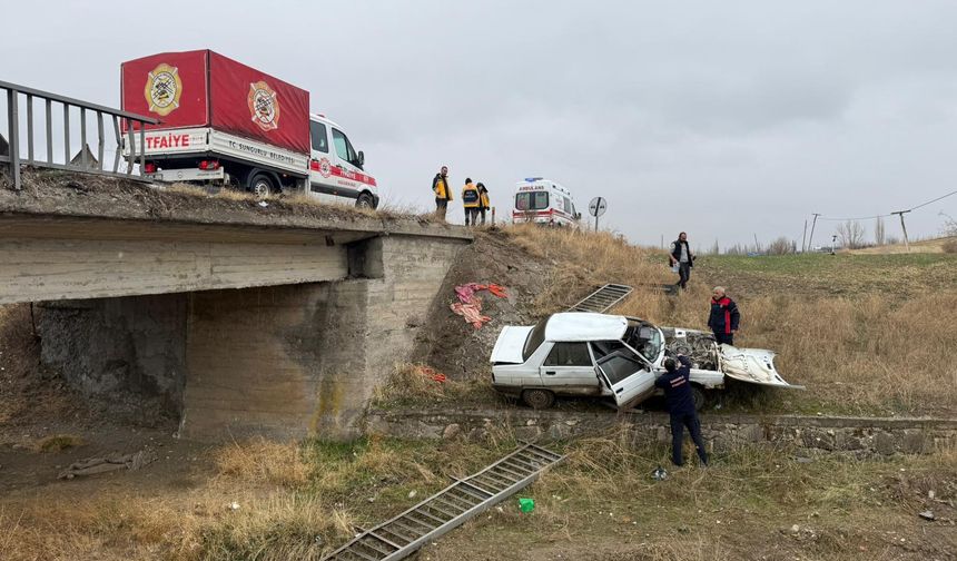 Çorum'da köprüden düşen otomobilin sürücüsü yaralandı