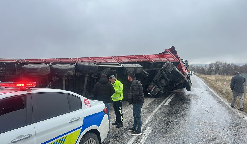 Üzerine tır devrilen hafif ticari araçtaki 2 kişi yaralandı