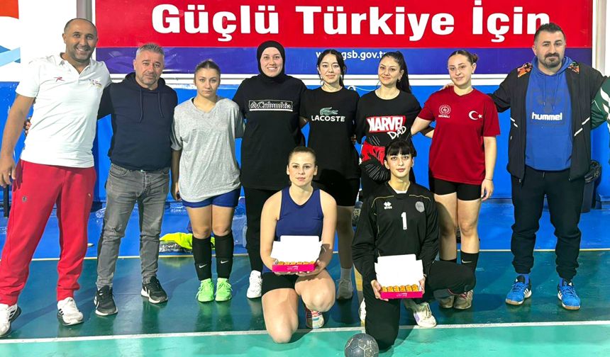 Gençlikspor kadın hentbol takımına baklavalı ziyaret