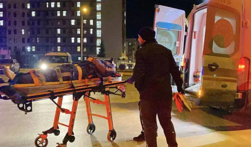 Otomobil motokurye ile çarpıştı