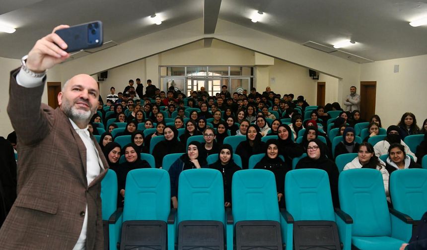 'Dijital çağın tüketicisi değil, bilinçli öznesi olun'