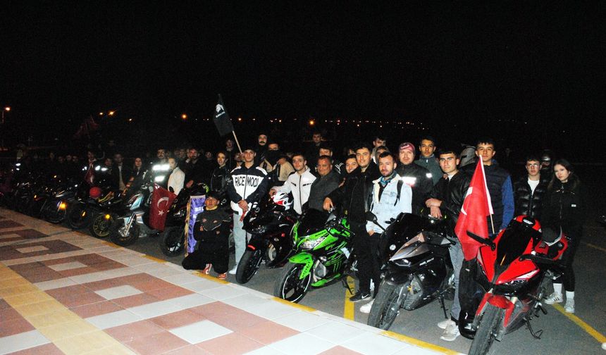 Motosiklet tutkunları bayrağımız için buluşuyor