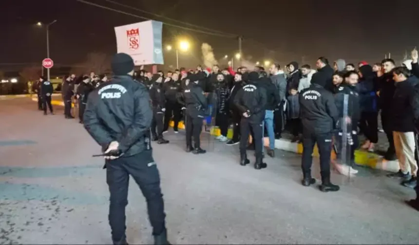 1.Lig ekibinde taraftarlar tesisi bastı