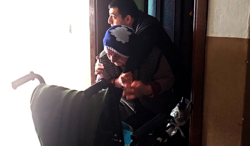 25 yıldır engelli oğluna bebek gibi bakıyor