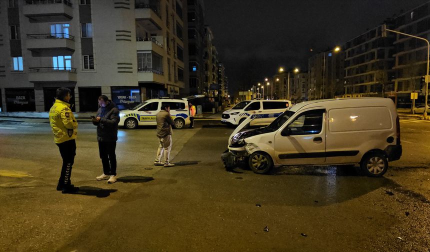 İkbal Kavşağı'nda kazada 3 kişi yaralandı