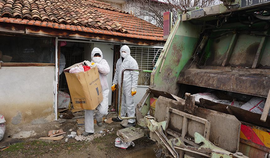 Çorum'da bir evden 4 kamyon çöp çıkarıldı