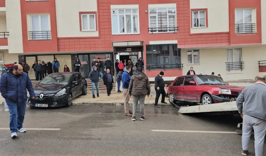 Kamyonet park halindeki araçlara çarptı