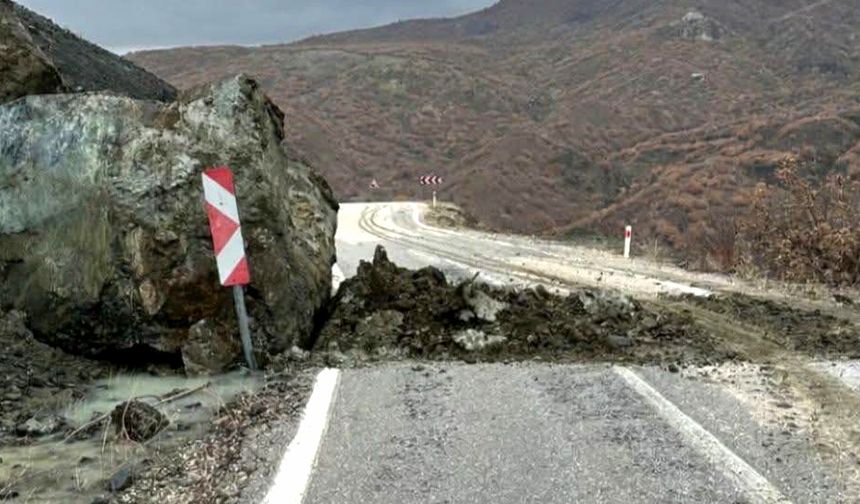 Yamaçtan kopan kaya parçası yola düştü