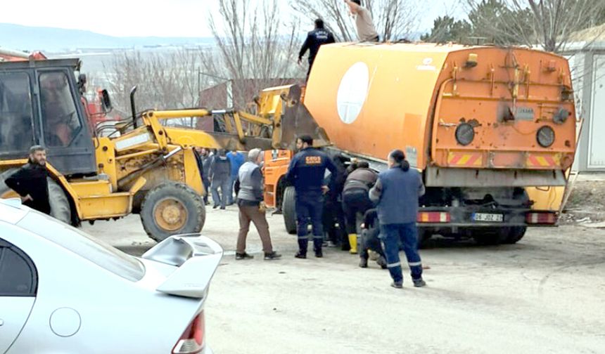 Kamyon kasasının altında  kalan işçi ağır yaralandı