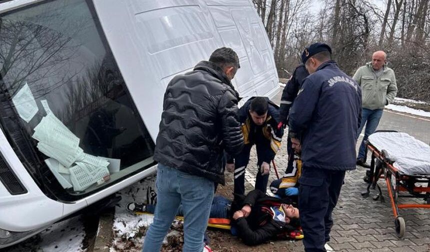 Panelvan araç yoldan çıkarak yan yattı