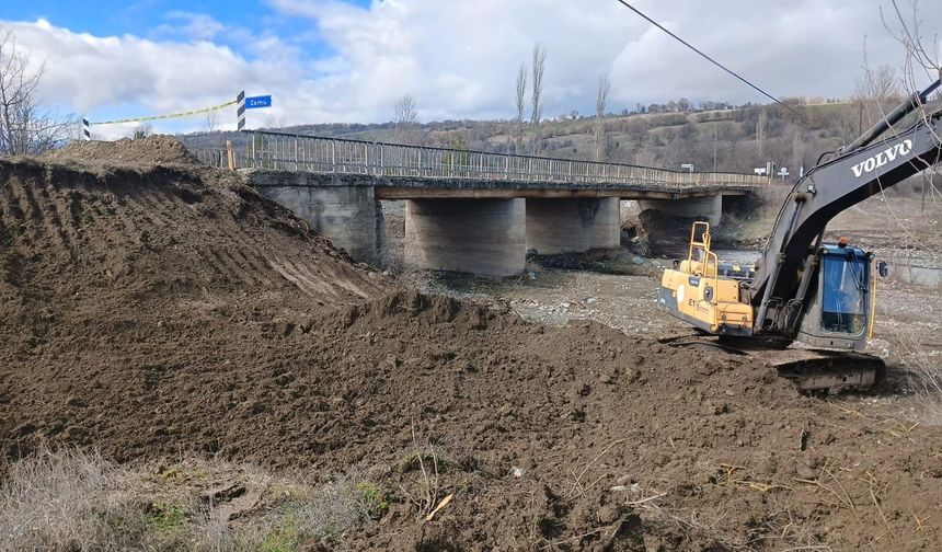 Yıkılan köprünün yanına portatif köprü yapılıyor