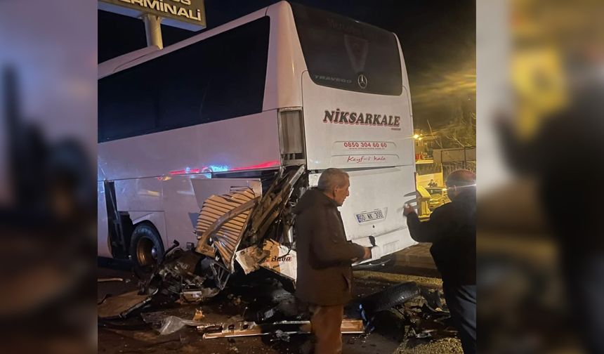 Park halindeki yolcu otobüsüne arkadan çarptı