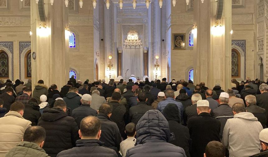 Vatandaşlar ilk teravih için Akşemseddin Camii'ne akın etti