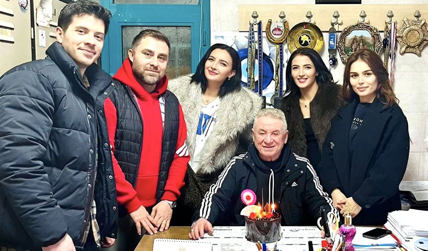 Öğrencileri 70.yaşını böyle kutladı