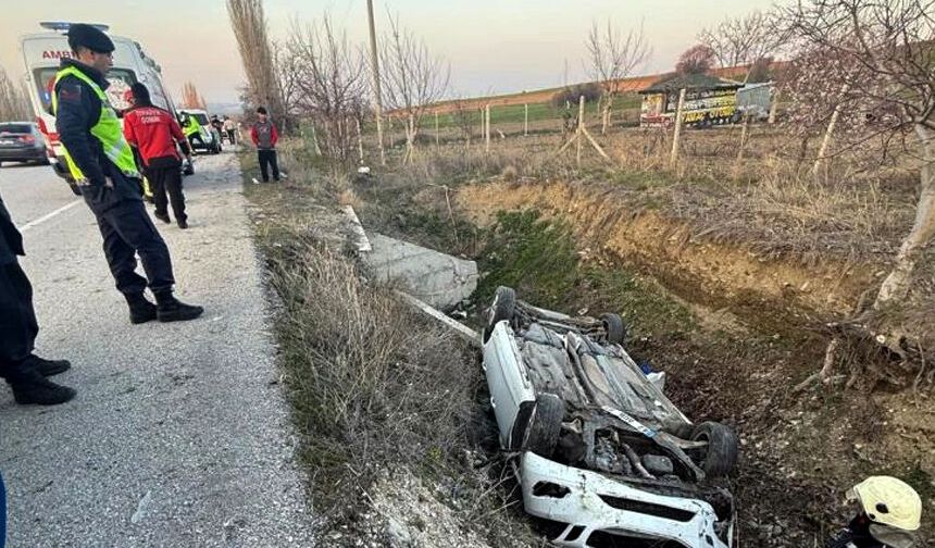 Dere yatağına devrilen otomobildeki 4 kişi yaralandı