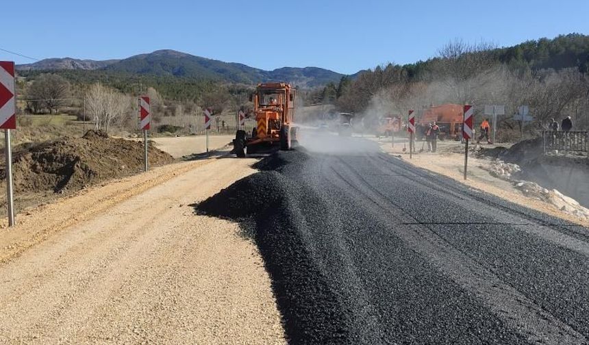 Alternatif servis yolunda asfalt çalışması