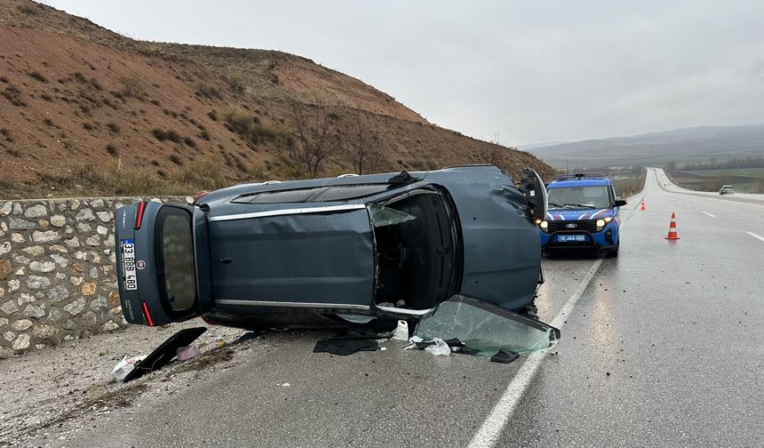 Çorum'da devrilen otomobildeki 5 kişi yaralandı