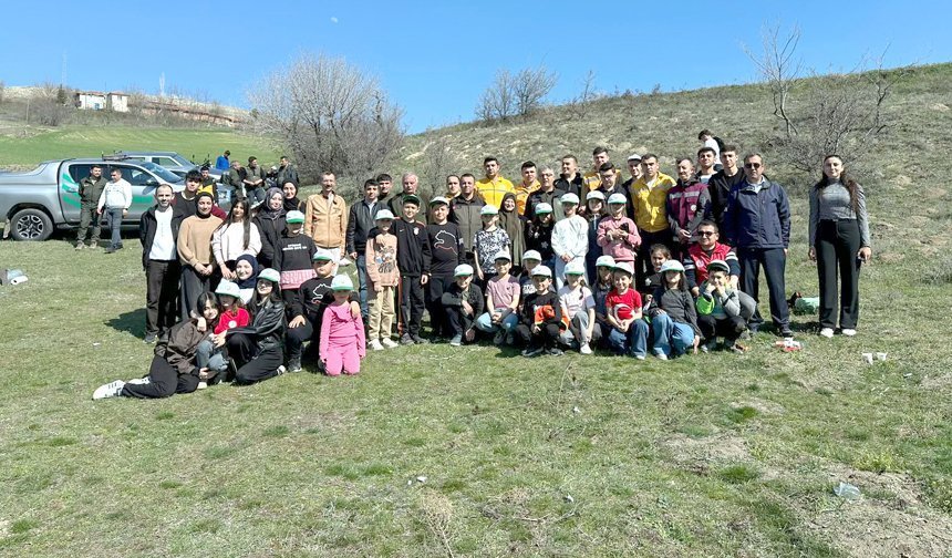 Bayat'ta 105 fidan  toprakla buluştu