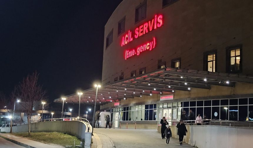 Traktörün altında kaldı, ağır yaralandı