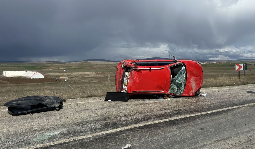 Devrilen otomobildeki 3 kişi yaralandı