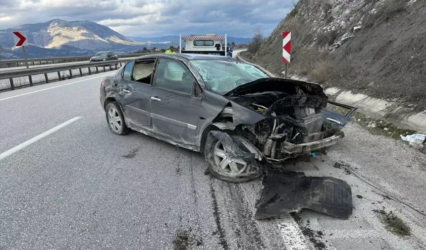 Otomobil refüje çarptı: 5 yaralı