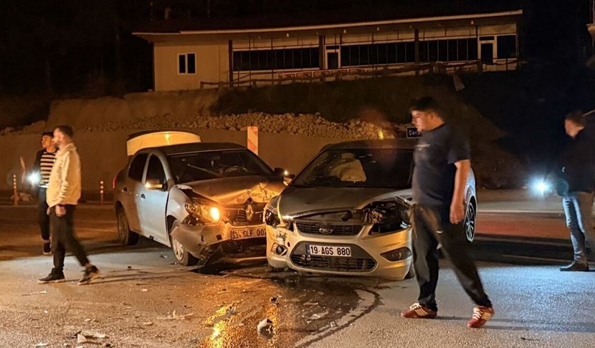 İki otomobil çarpıştı: 7 yaralı