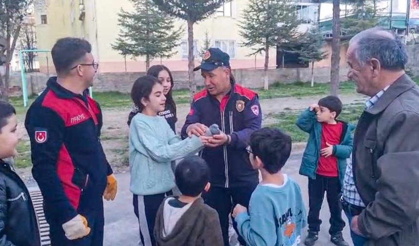 İpe takılan güvercini itfaiye kurtardı