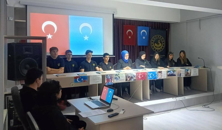 Öğrencilerden duygu dolu Doğu Türkistan sunumu