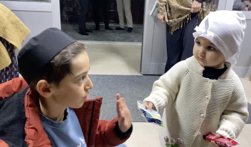Teravih sonrası ayakkabılardan çıkan hediyeler çocukları sevindirdi
