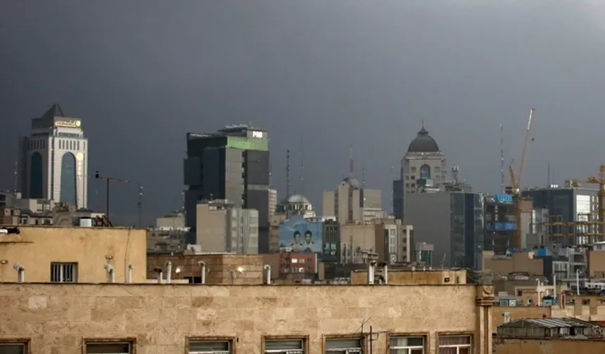 ABD-İsrail Tahran'da petrol depolarını vurdu sokaklar karardı kül yağdı halka maske takın uyarısı