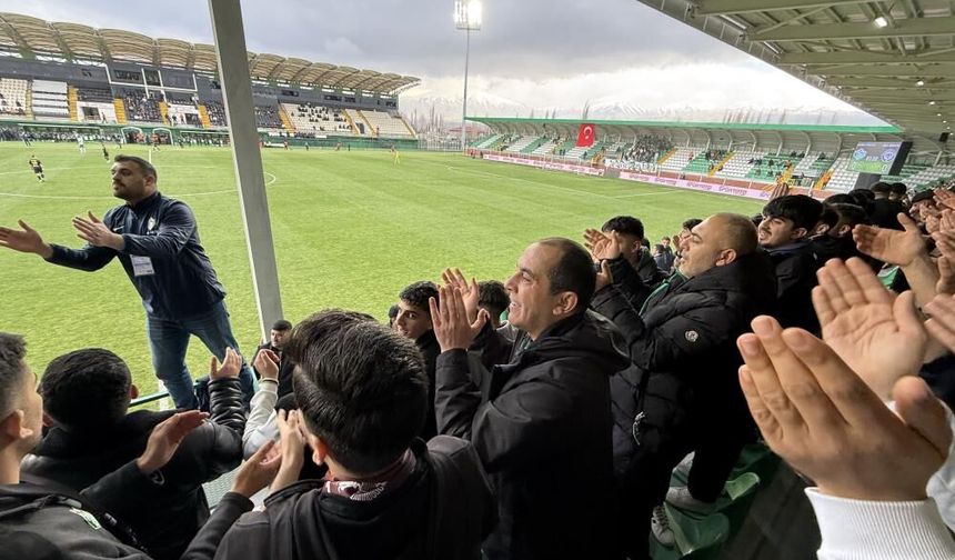 Vali taraftarlarla birlikte tezahürat yaptı