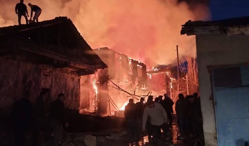Aşağı Şeyhler köyünde iki ev tamamen yandı