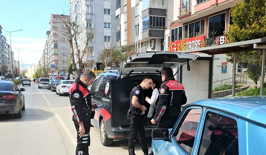 Uyuşturucu bulunan otomobildeki 2 zanlı gözaltına alındı