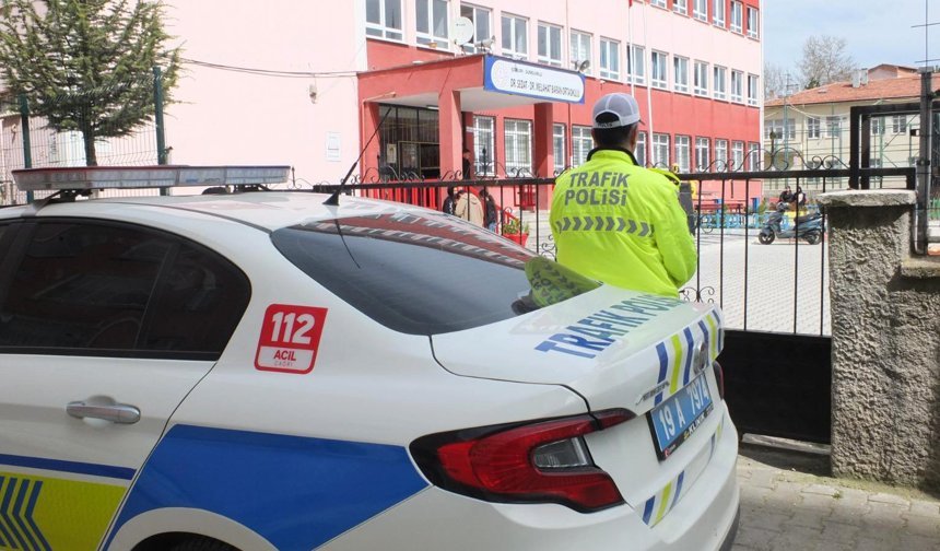 Ekipler okul önlerinde nöbet tutmaya başladı