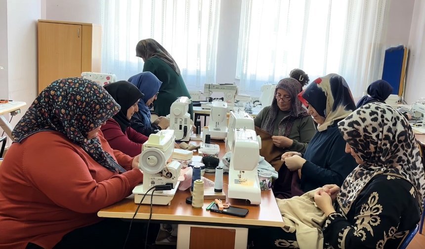 Hititlerin binlerce yıllık sembolleri kadınların el emeğiyle kıyafetlere işleniyor