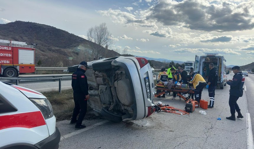 Ankara yolunda araç devrildi, 3 yaralı