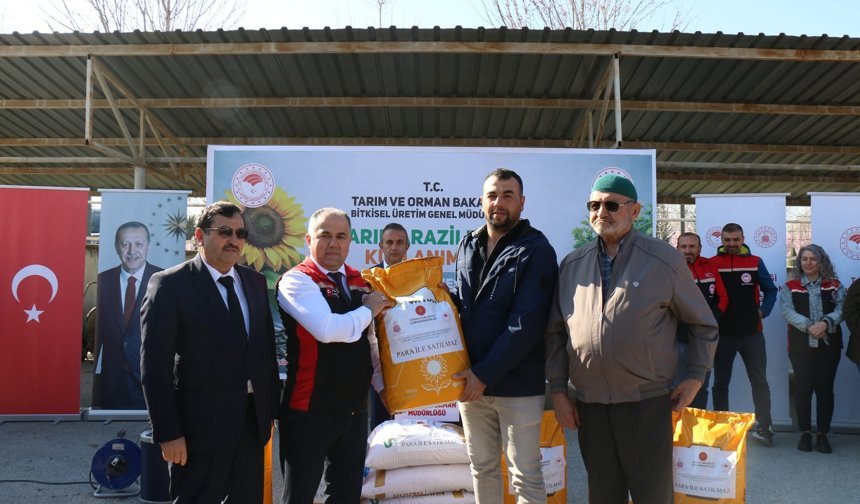 Leblebisiyle ünlü Çorum'da üreticilere nohut tohumu dağıtıldı